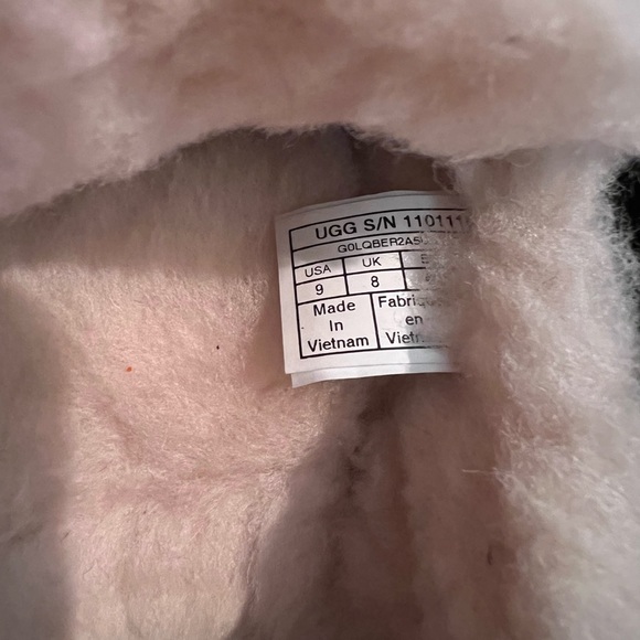 Men's Ugg Slippers - Picture 6 of 9